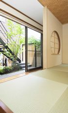 窓を開(kāi)けると桂の木が現(xiàn)れる。