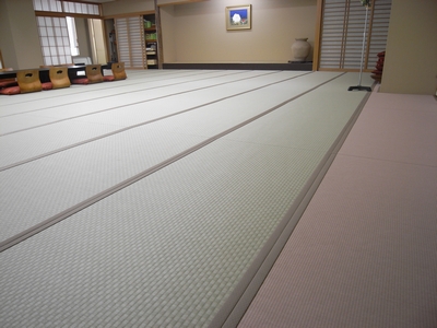 MIGUSA 市松-茶綠位于中央，邊緣用目積-粉紅點綴。