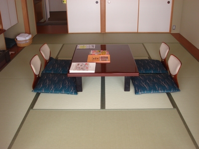 目積柄の畳表が洗練された空間を演出しています。